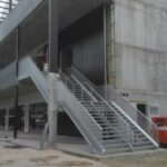 Metalen trap met stevige metalen balustrades aan Dok-Noord in Gent