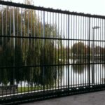 Een stevig ingewerkte poort voor het regenboogstadion in Waregem